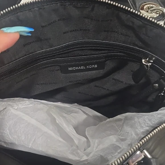 Michael kors black like new two way bag looks amazing - Picture 3 of 8